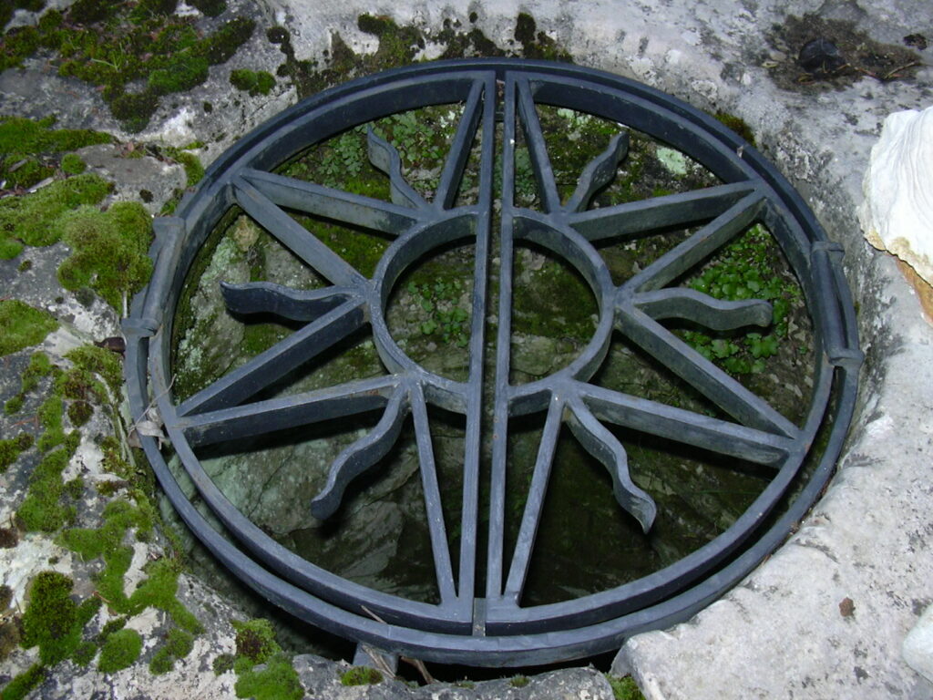 Grille de protection pour puits ou cavité