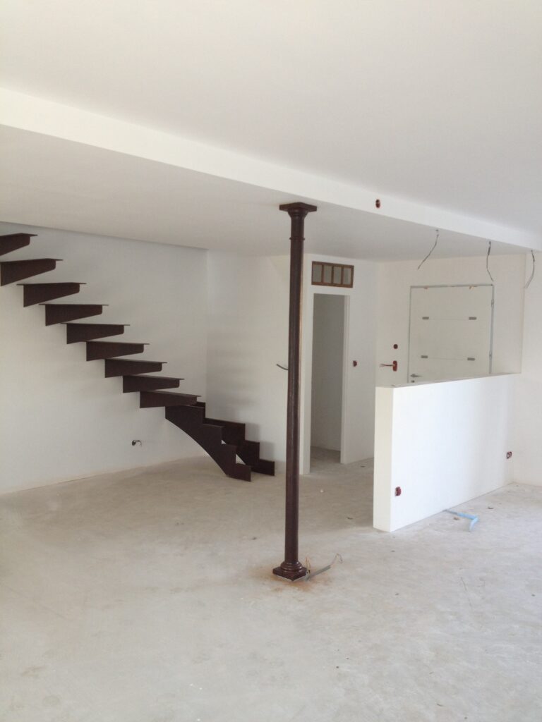 Escalier design fait sur mesure alliant bois et métal