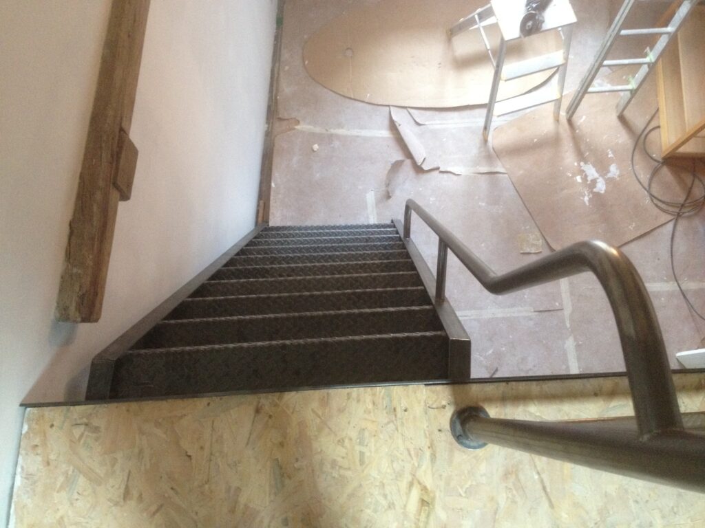 Escalier droit pour mezzanine sur mesure à Beaune