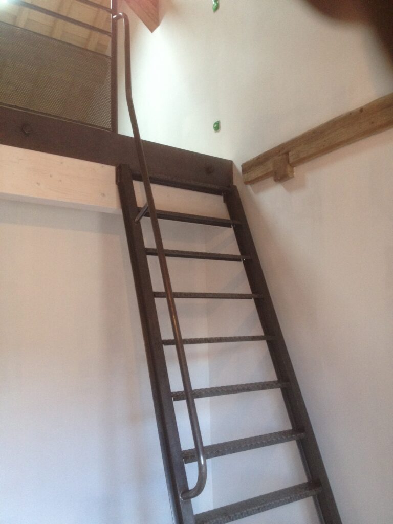 Escalier droit pour mezzanine sur mesure à Beaune