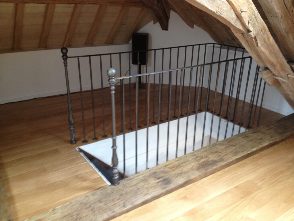 Escalier et garde corps pour accéder au grenier à Corberon (21)