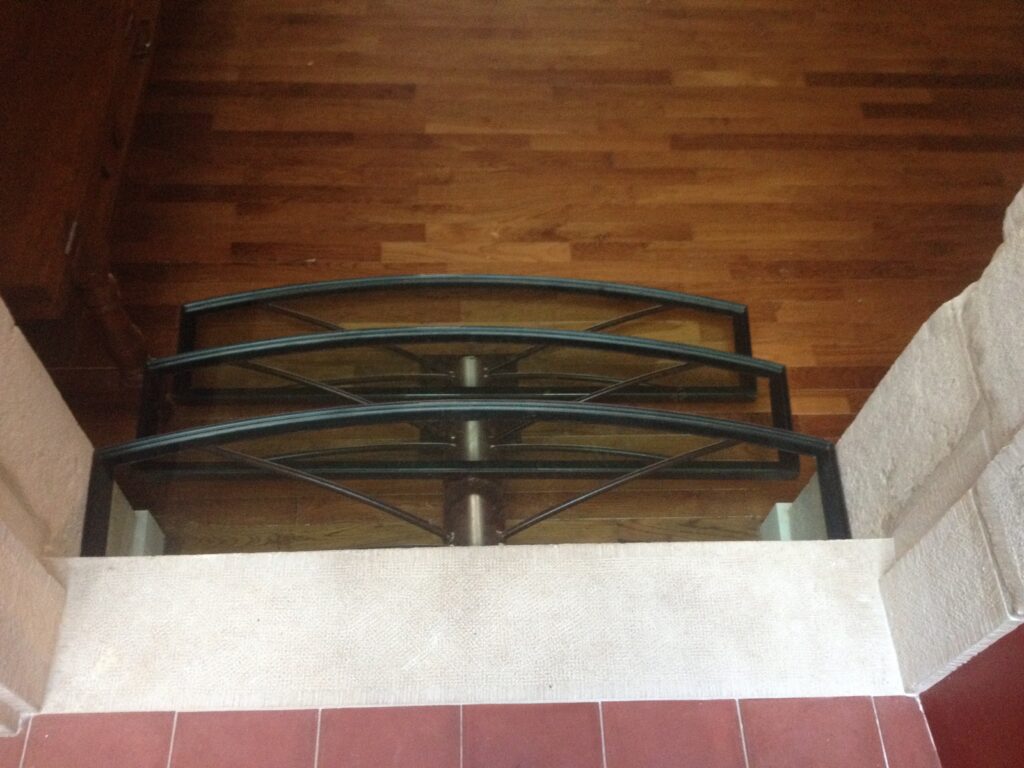 Petit escalier intérieur en métal et verre trempé