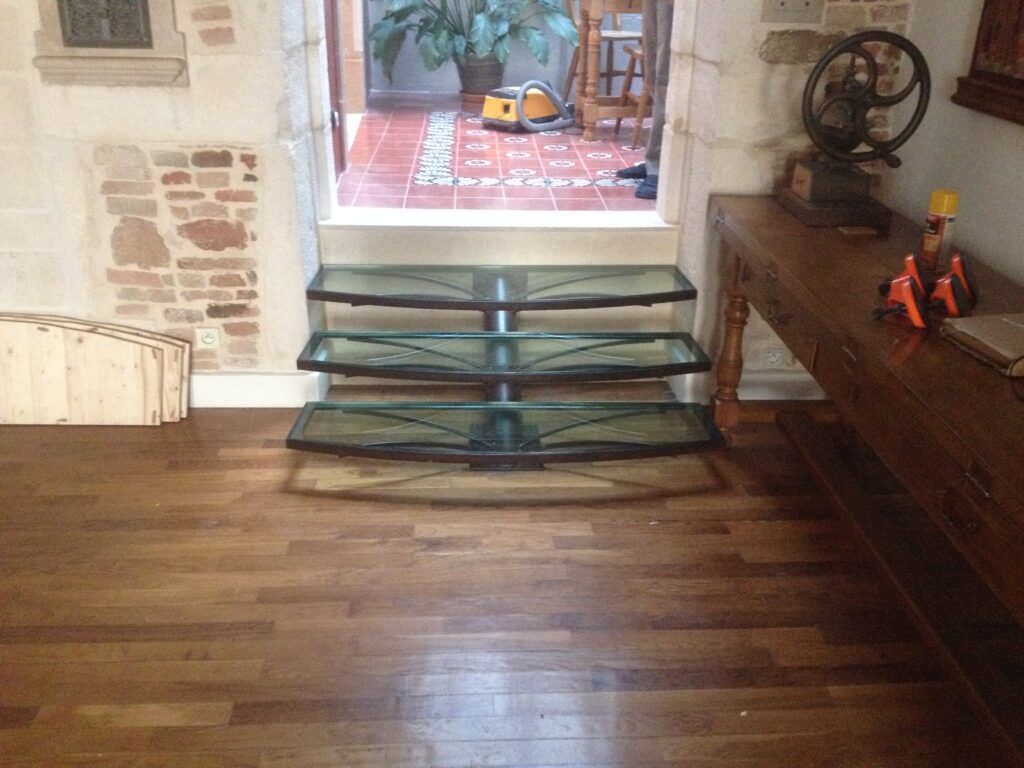 Petit escalier intérieur en métal et verre trempé