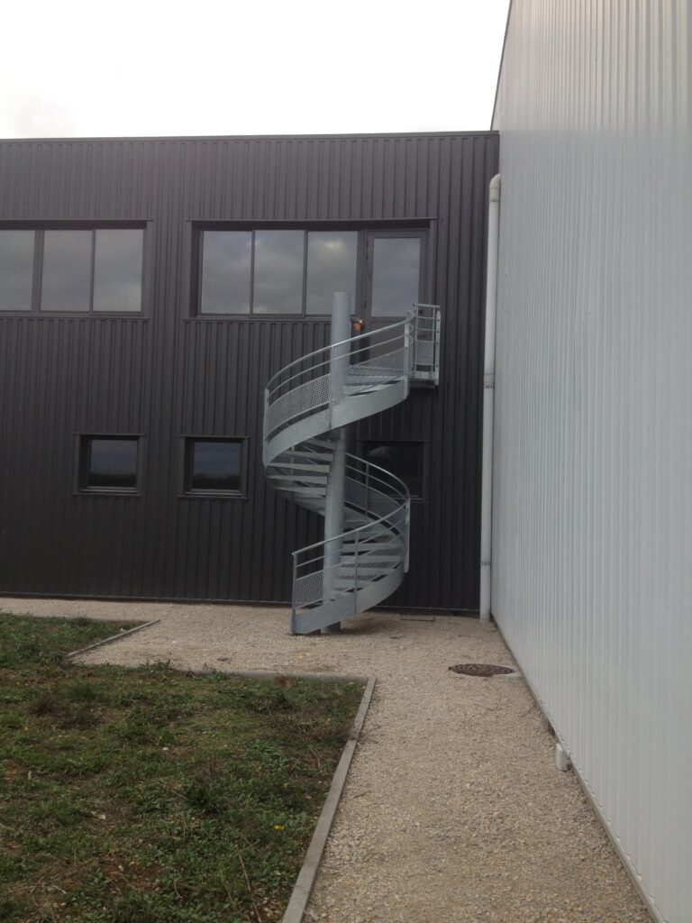 Entreprise en Côte d&rsquo;Or création d&rsquo;un escalier extérieur pour une issue de secours
