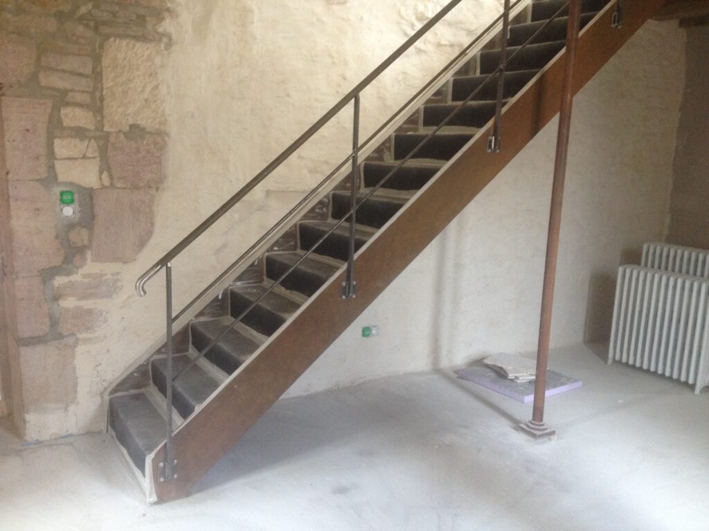 Escalier droit installé dans un lieu accueillant du public à Beaune