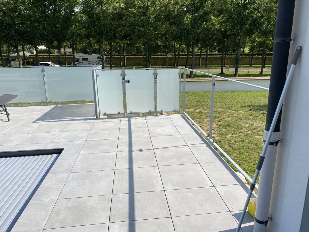 Installation d’un garde-corps vitré autour d’une piscine à Savigny-lès-Beaune — photo 1