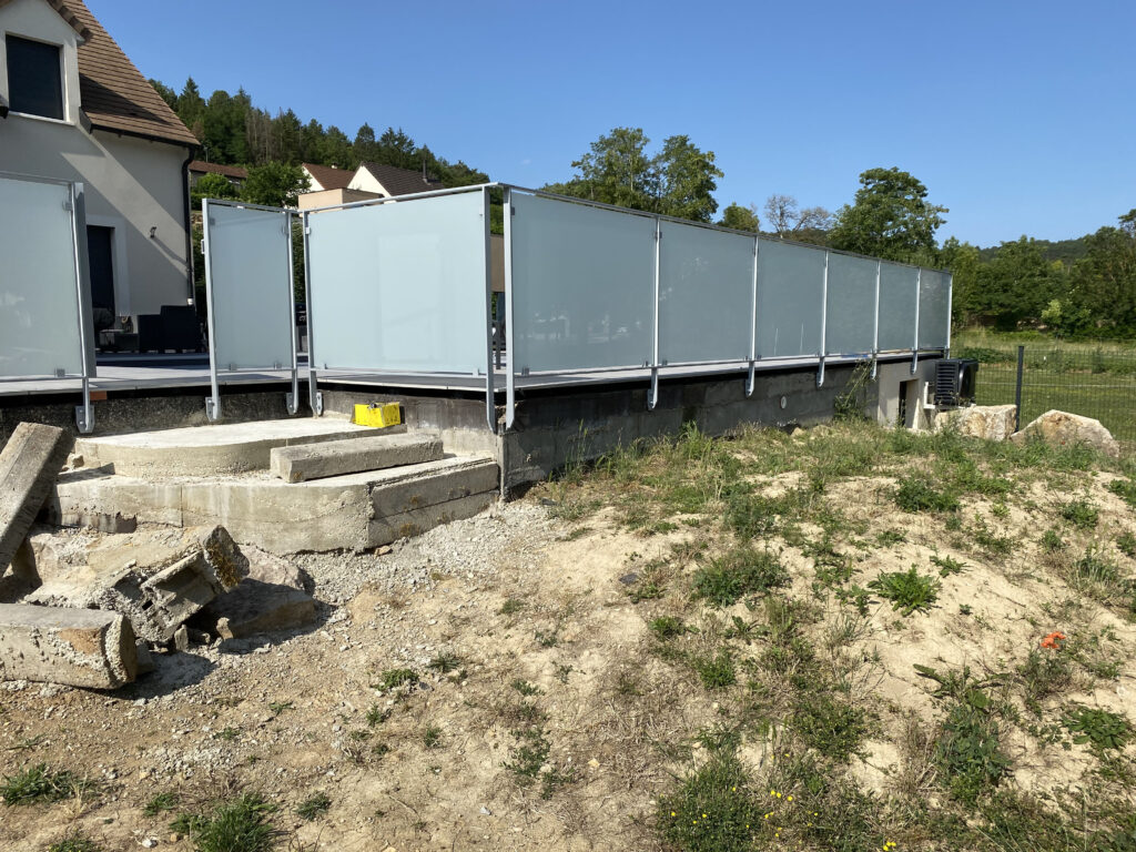 Installation d’un garde-corps vitré autour d’une piscine à Savigny-lès-Beaune — photo 2