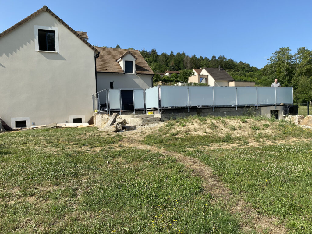 Installation d’un garde-corps vitré autour d’une piscine à Savigny-lès-Beaune — photo 3