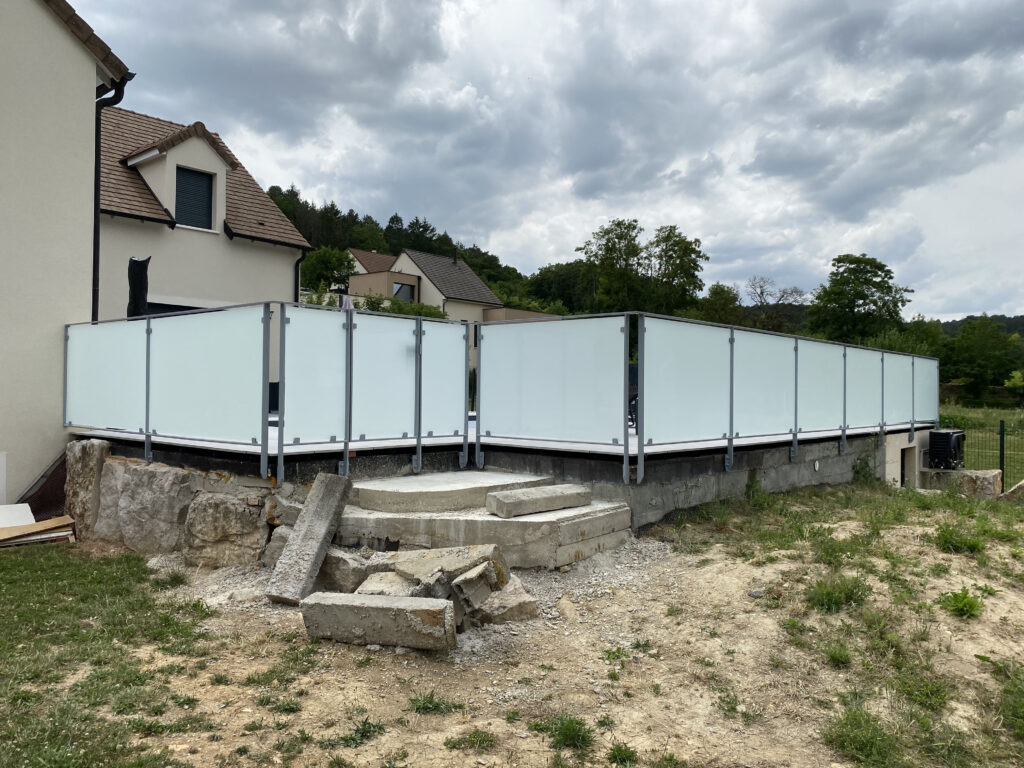 Installation d’un garde-corps vitré autour d’une piscine à Savigny-lès-Beaune — photo 4