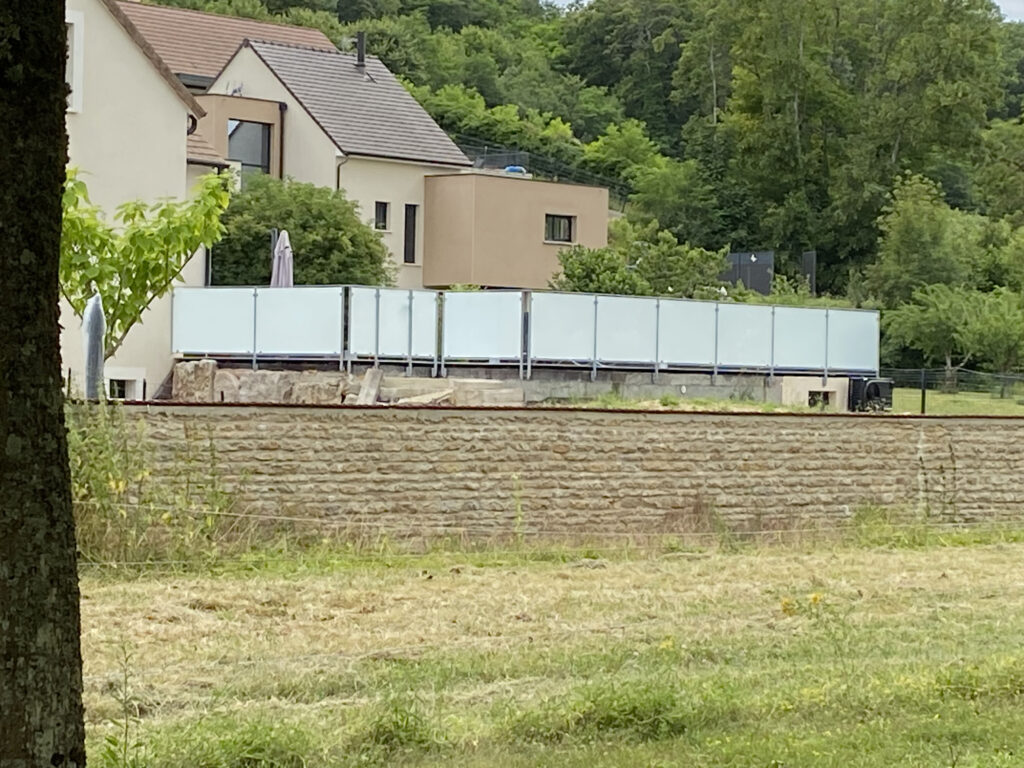 Installation d’un garde-corps vitré autour d’une piscine à Savigny-lès-Beaune — photo 7
