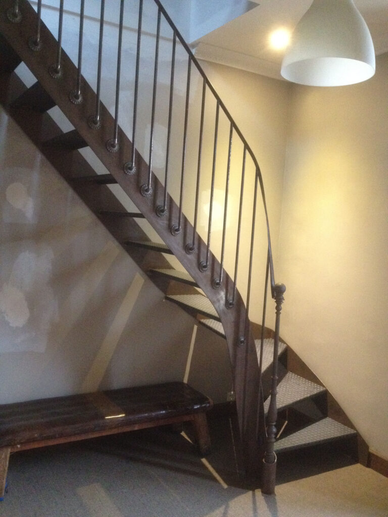Installation d’un escalier métallique traditionnel à Sainte-Marie-la-Blanche — photo 1