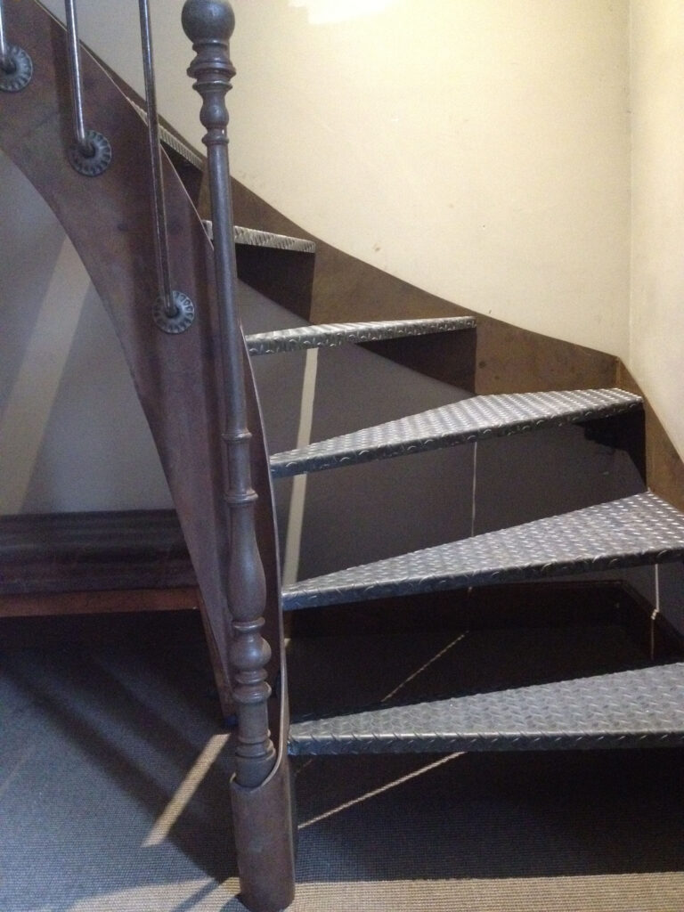 Installation d’un escalier métallique traditionnel à Sainte-Marie-la-Blanche — photo 2