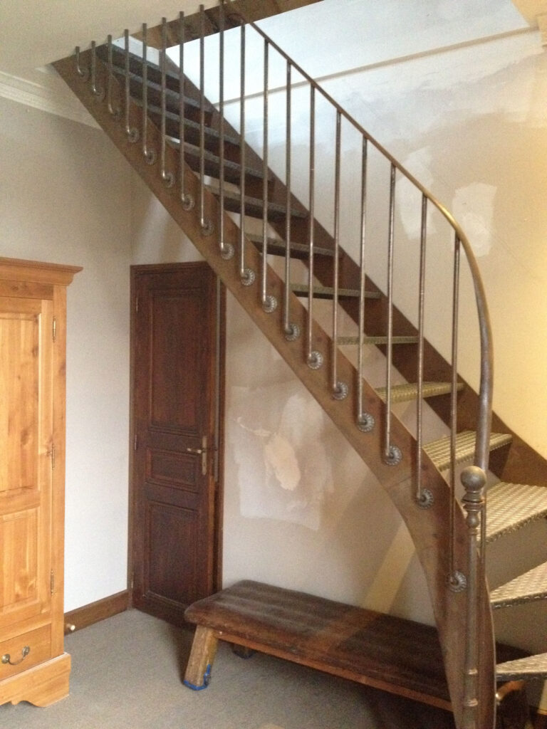 Installation d’un escalier métallique traditionnel à Sainte-Marie-la-Blanche — photo 3