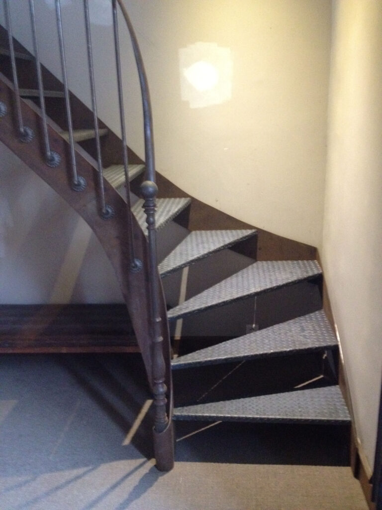Installation d’un escalier métallique traditionnel à Sainte-Marie-la-Blanche — photo 4