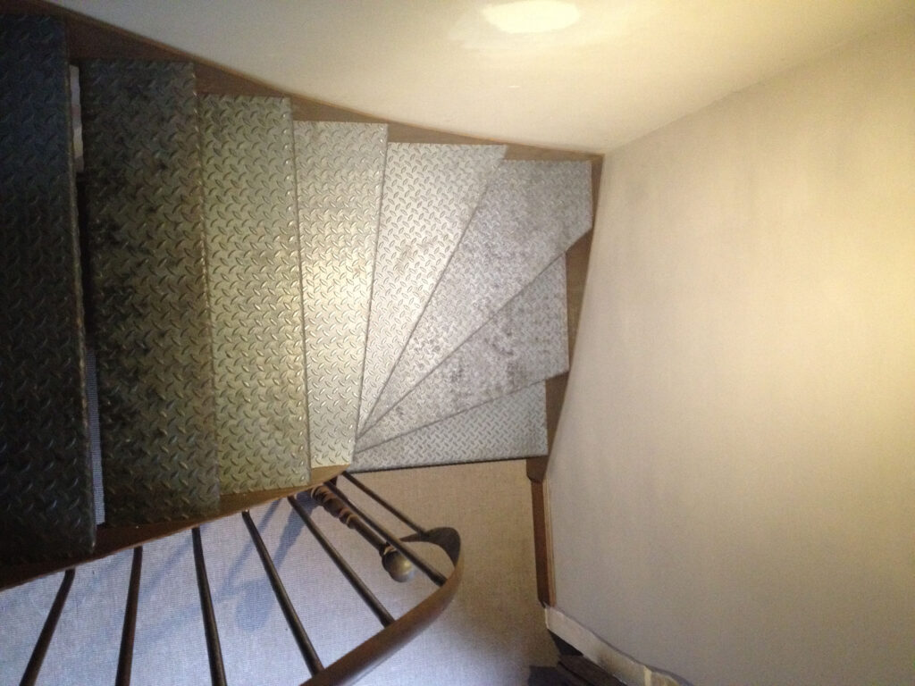 Installation d’un escalier métallique traditionnel à Sainte-Marie-la-Blanche — photo 7