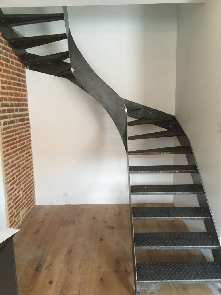 Création d’un escalier sculptural en acier à Bagnot — photo 2