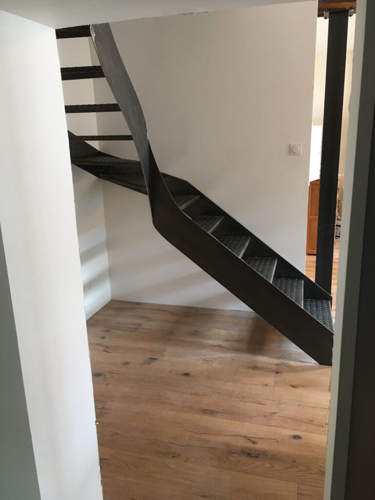Création d’un escalier sculptural en acier à Bagnot — photo 3