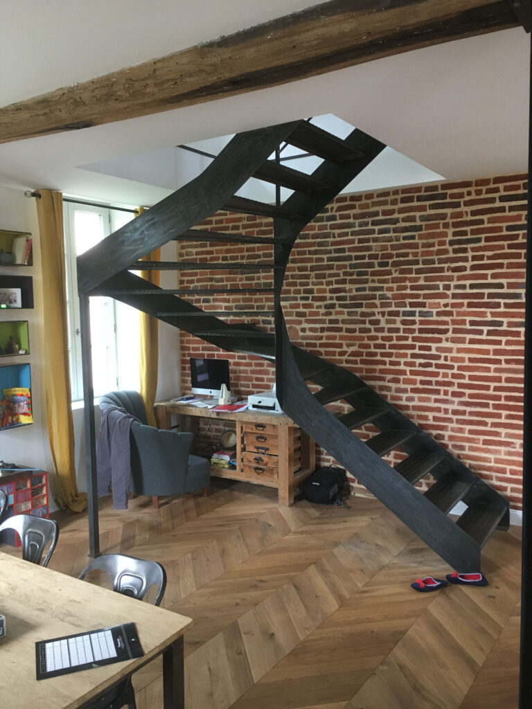 Création d’un escalier sculptural en acier à Bagnot — photo 5