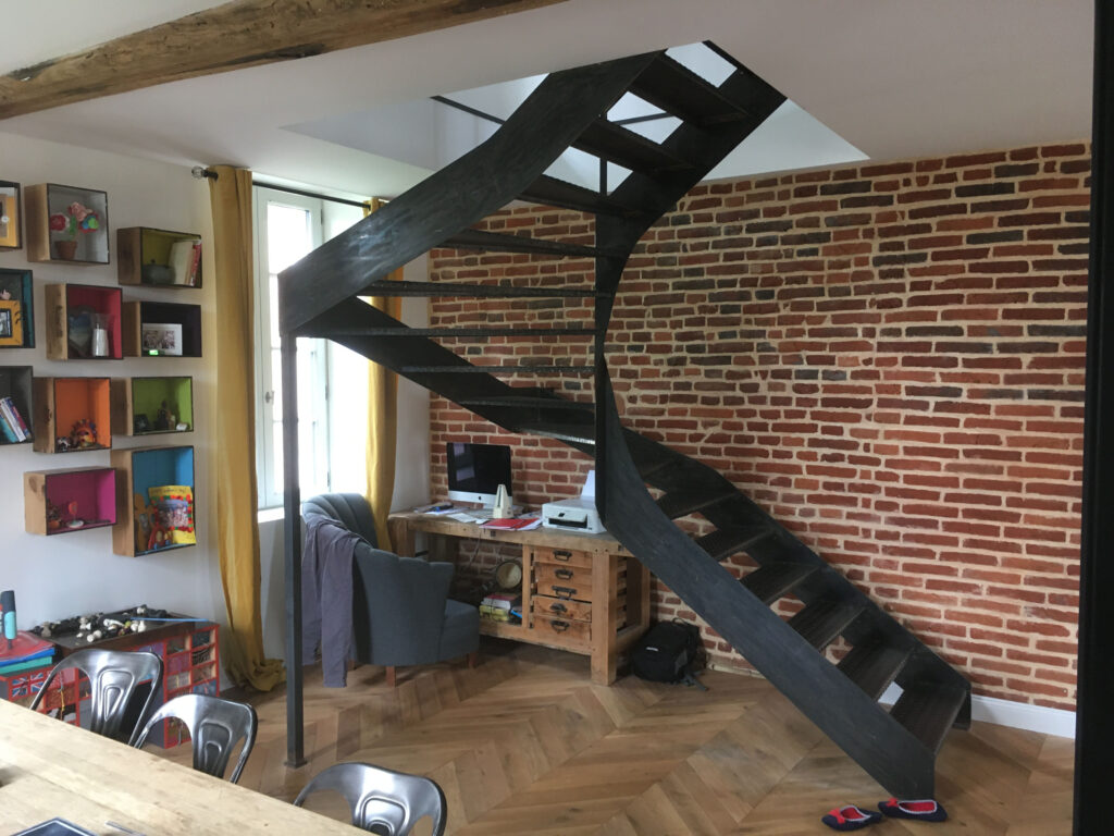 Création d’un escalier sculptural en acier à Bagnot — photo 6
