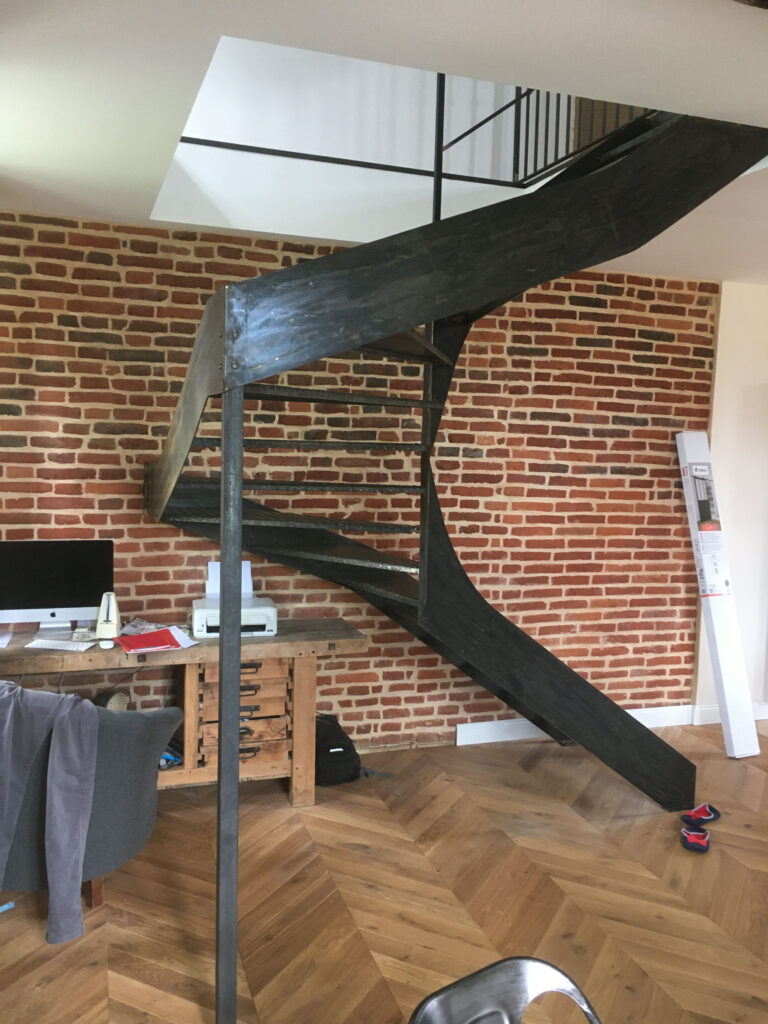 Création d’un escalier sculptural en acier à Bagnot — photo 7