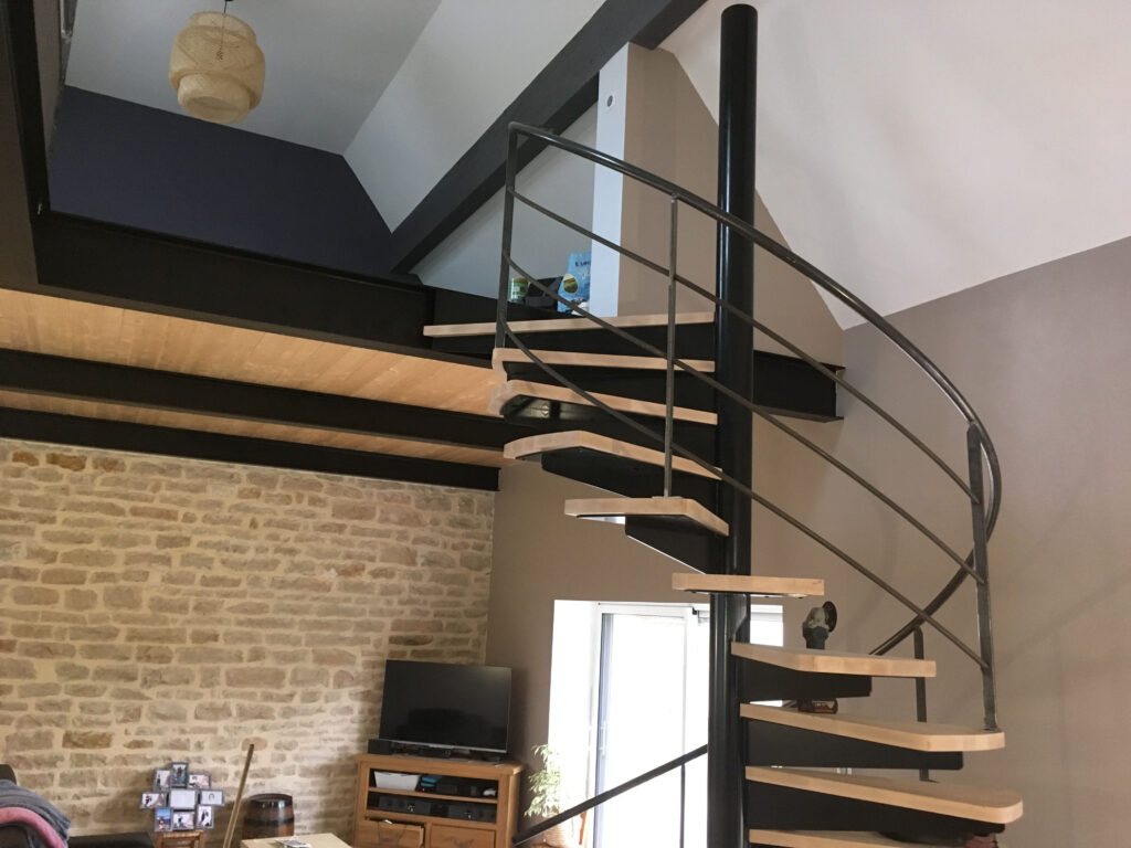 Réalisation d’un escalier hélicoïdal avec mezzanine à Corgoloin — photo 1