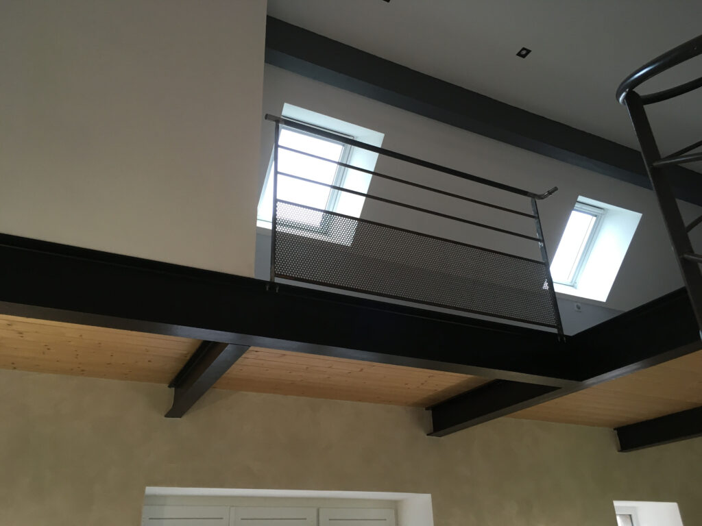 Réalisation d’un escalier hélicoïdal avec mezzanine à Corgoloin — photo 2