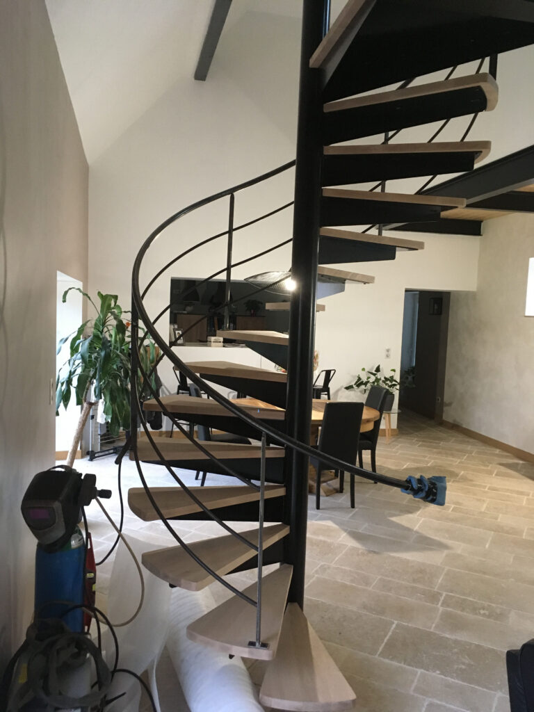 Réalisation d’un escalier hélicoïdal avec mezzanine à Corgoloin — photo 3