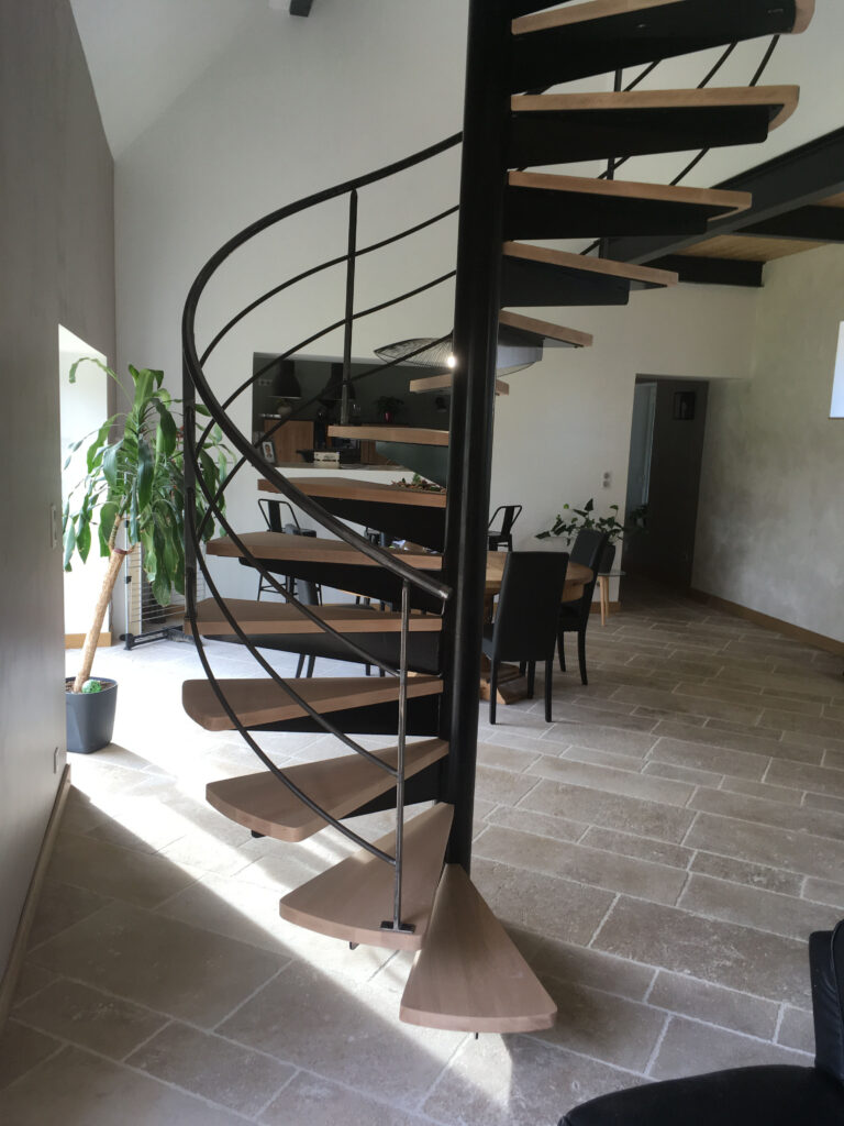 Réalisation d’un escalier hélicoïdal avec mezzanine à Corgoloin — photo 4