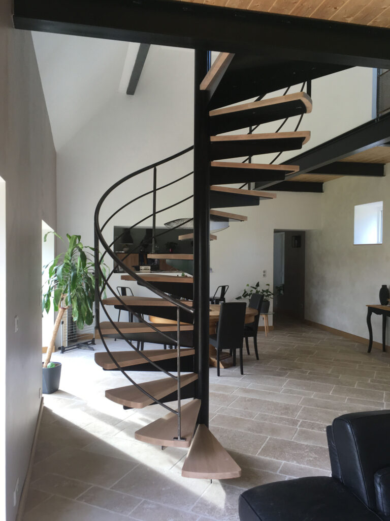 Réalisation d’un escalier hélicoïdal avec mezzanine à Corgoloin — photo 5