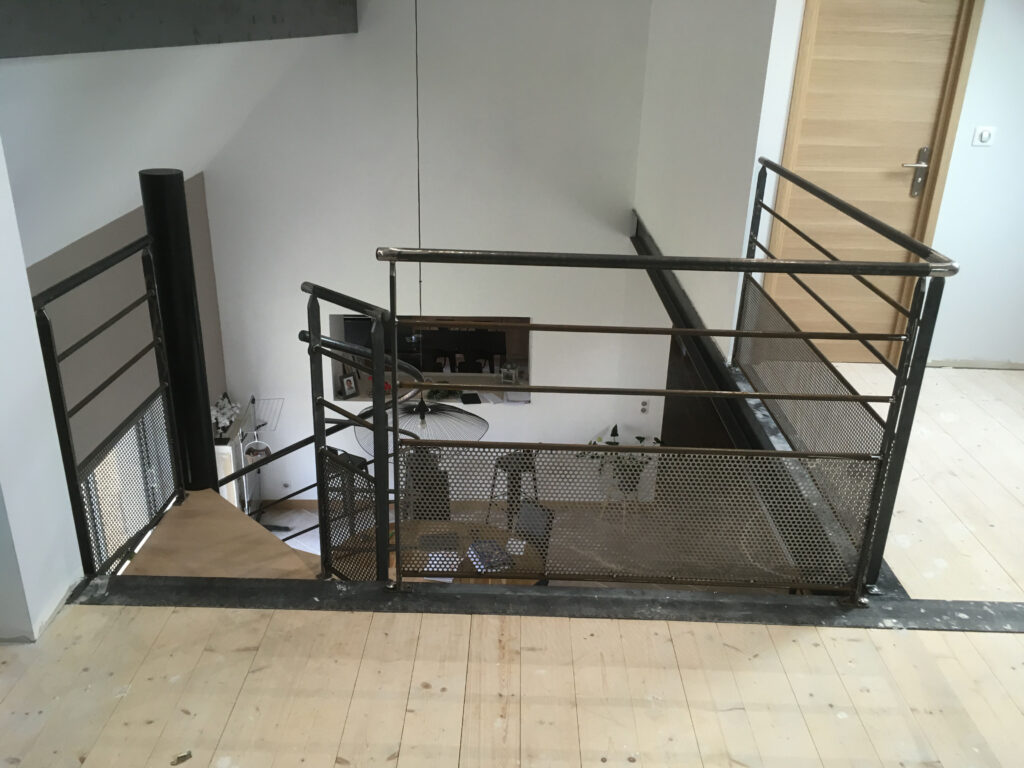 Réalisation d’un escalier hélicoïdal avec mezzanine à Corgoloin — photo 6