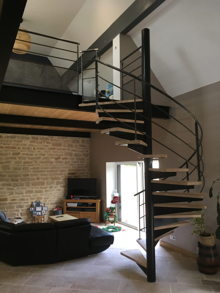 Réalisation d’un escalier hélicoïdal avec mezzanine à Corgoloin — photo 7
