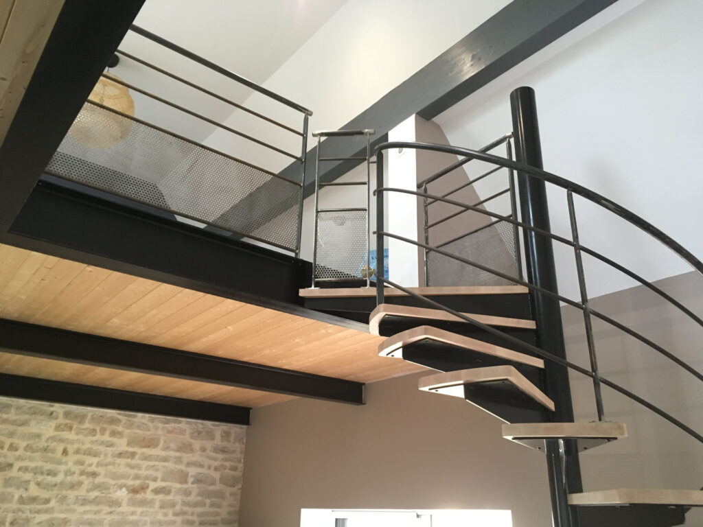Réalisation d’un escalier hélicoïdal avec mezzanine à Corgoloin — photo 8