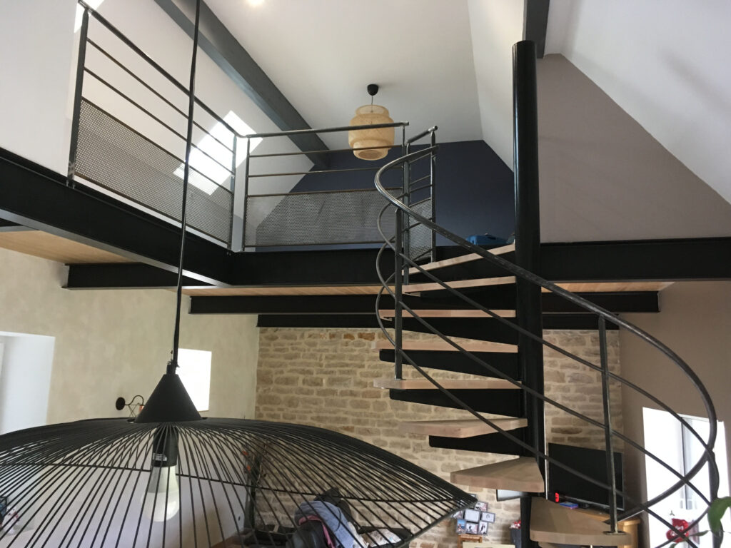 Réalisation d’un escalier hélicoïdal avec mezzanine à Corgoloin — photo 9