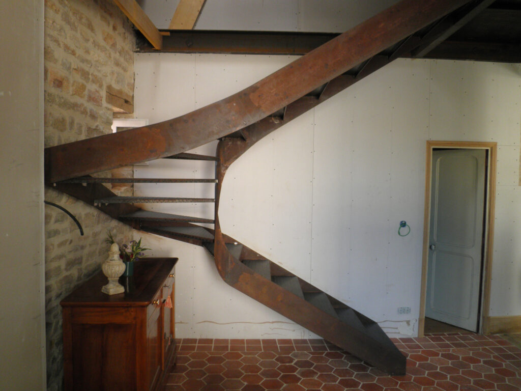 Réalisation d’un escalier courbe sur mesure à Beaune — photo 2
