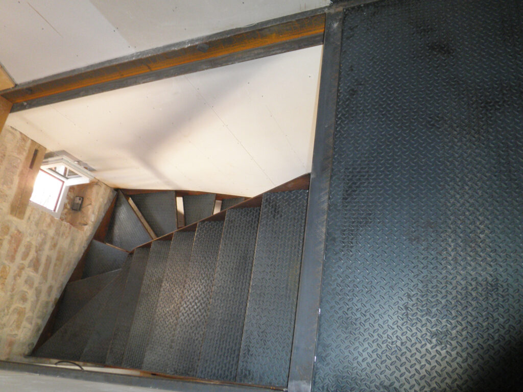 Réalisation d’un escalier courbe sur mesure à Beaune — photo 4