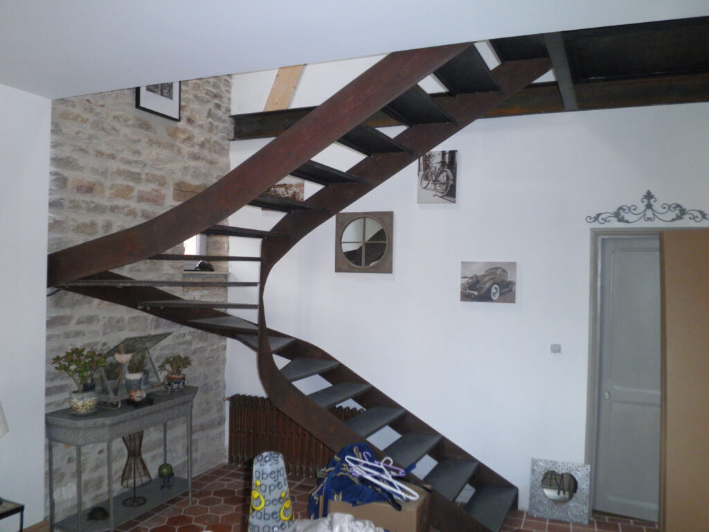 Réalisation d’un escalier courbe sur mesure à Beaune — photo 8